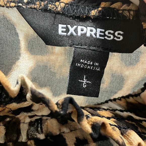 Leopard print blouse with mock turtleneck and key hole opening in  back size L - Picture 5 of 5